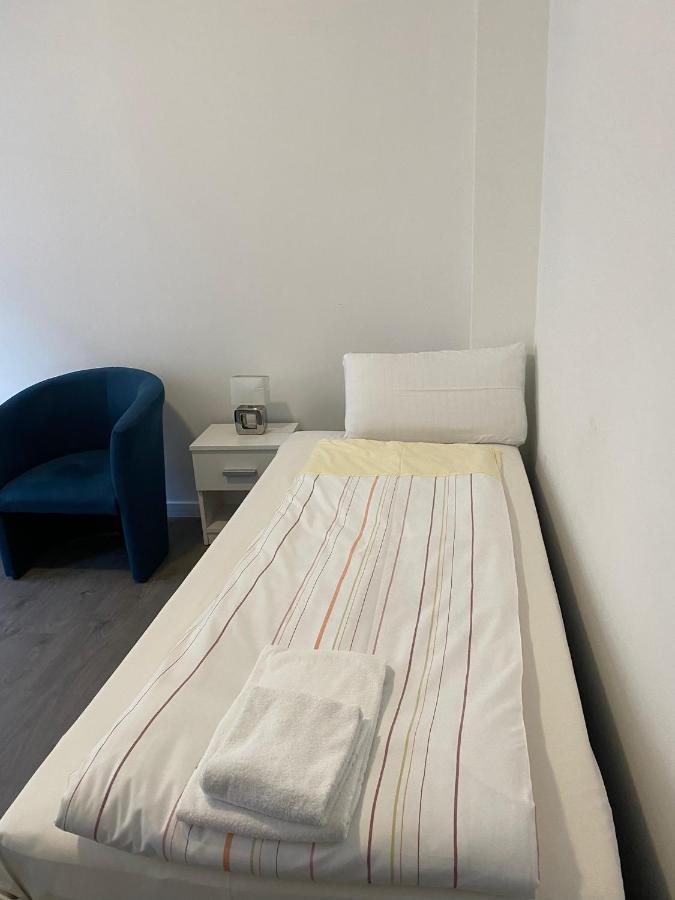 Modernes Apartment Mit 2 Schlafzimmern Und Privatparkplatz Nahe Innenstadt Ноймюнстер Экстерьер фото