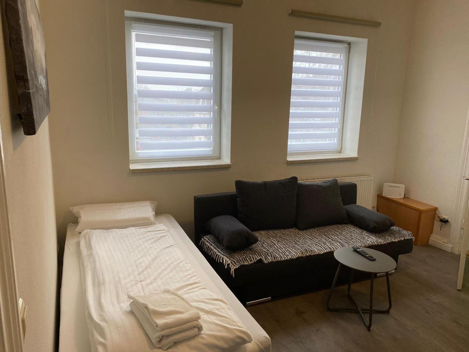 Modernes Apartment Mit 2 Schlafzimmern Und Privatparkplatz Nahe Innenstadt Ноймюнстер Экстерьер фото