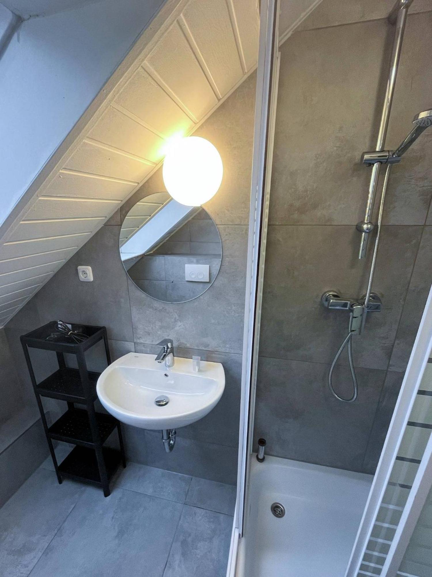 Modernes Apartment Mit 2 Schlafzimmern Und Privatparkplatz Nahe Innenstadt Ноймюнстер Экстерьер фото