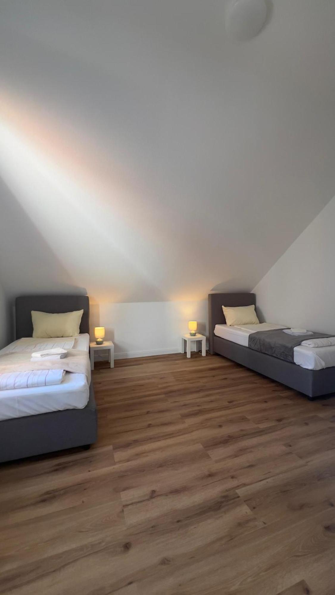 Modernes Apartment Mit 2 Schlafzimmern Und Privatparkplatz Nahe Innenstadt Ноймюнстер Экстерьер фото