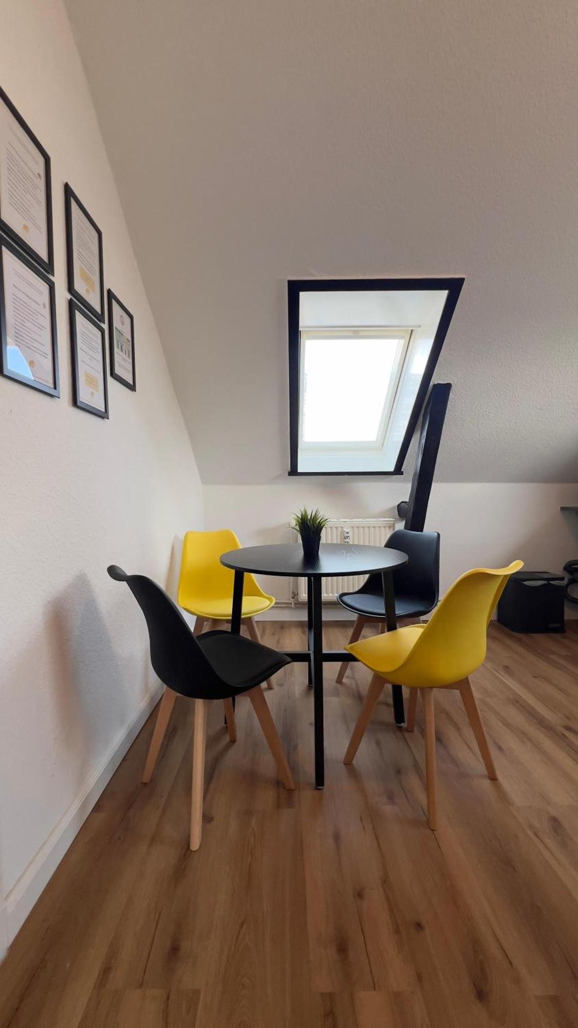 Modernes Apartment Mit 2 Schlafzimmern Und Privatparkplatz Nahe Innenstadt Ноймюнстер Экстерьер фото