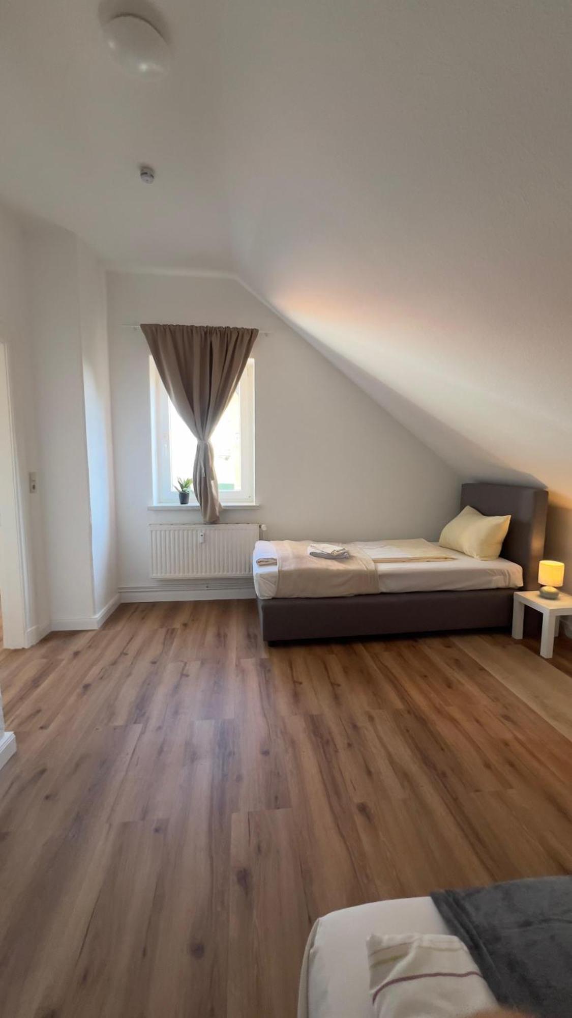 Modernes Apartment Mit 2 Schlafzimmern Und Privatparkplatz Nahe Innenstadt Ноймюнстер Экстерьер фото