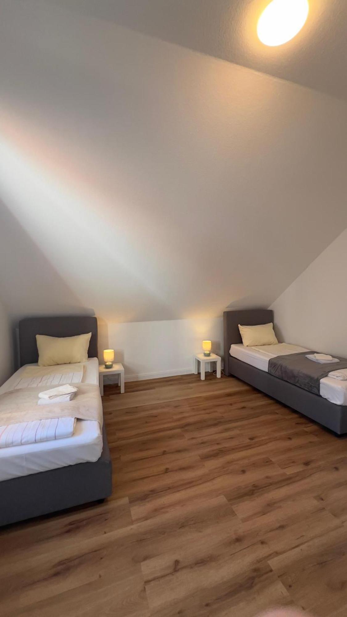 Modernes Apartment Mit 2 Schlafzimmern Und Privatparkplatz Nahe Innenstadt Ноймюнстер Экстерьер фото