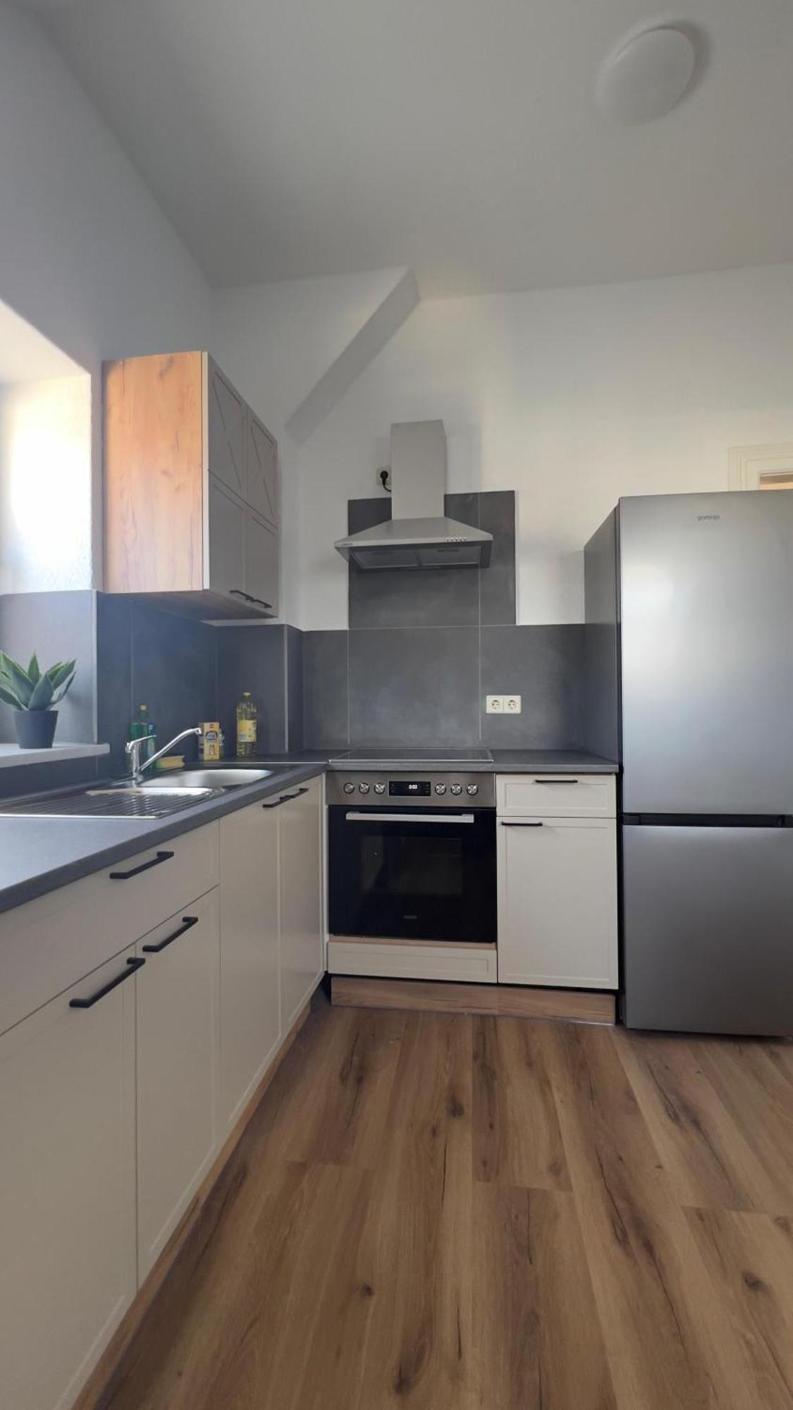 Modernes Apartment Mit 2 Schlafzimmern Und Privatparkplatz Nahe Innenstadt Ноймюнстер Экстерьер фото